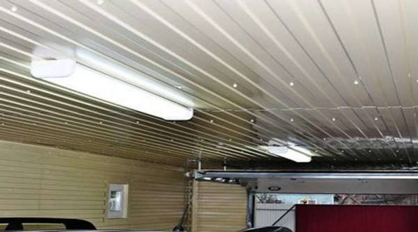 Чем обшить потолок в гараже? Выбираем материал для отделки потолка гаража с фото