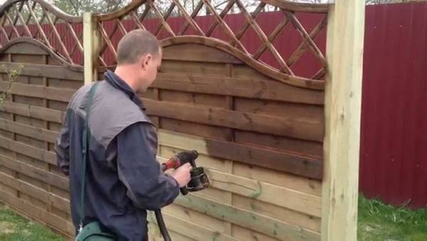 Чем покрасить деревянный забор, чтобы продлить срок его службы - фото