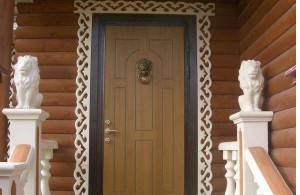 Как покрасить деревянные двери: правильная технология с фото
