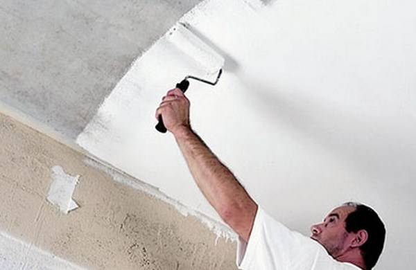 Как покрасить потолок без разводов: маленькие хитрости - фото