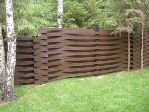 Как сделать забор плетеный из досок своими руками в коттедже или загородном ... - фото