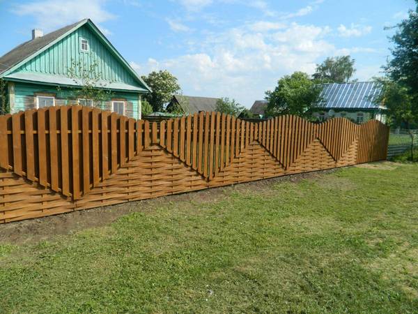 Красивый забор из штакетника  изюминка загородной территории - фото