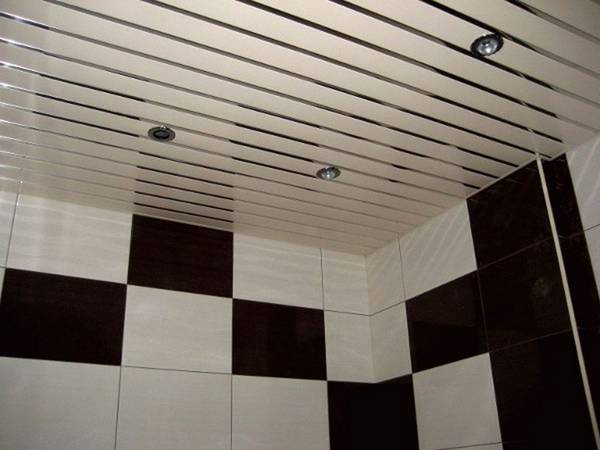 Особенности применения реечных потолков в ванной комнате - фото