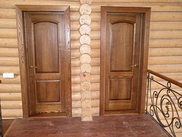 Особенности дверей из древесины с фото