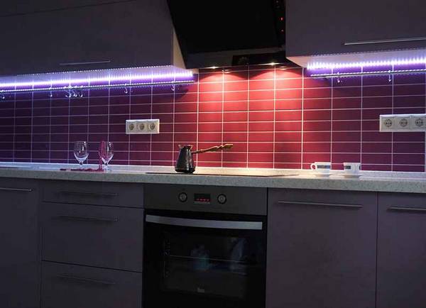 Подсветка на кухне под шкафами светодиодами - фото