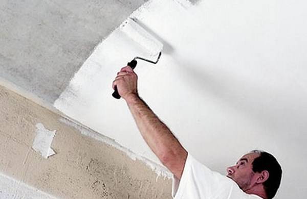 Покрасить потолок своими руками легко и просто - фото