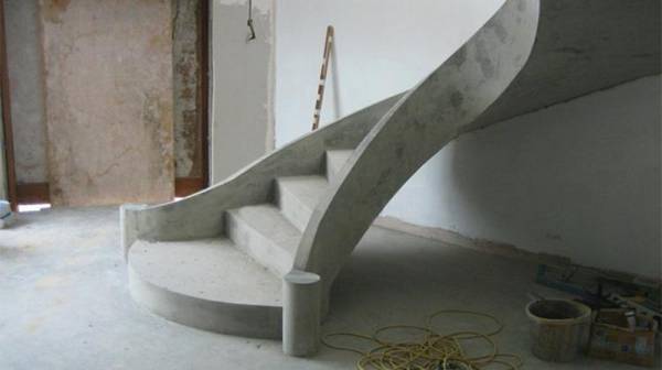 Делаем лестницу из бетона самостоятельно в загородном доме - фото