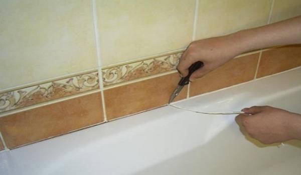 Способы герметизации стыка между стеной и ванной - фото
