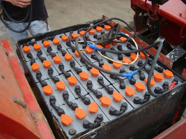 Тяговые аккумуляторы - кислотные, гелевые, литеевые с фото