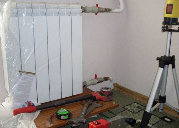 Установка радиатора отопления своими руками: правила и способы установки с фото