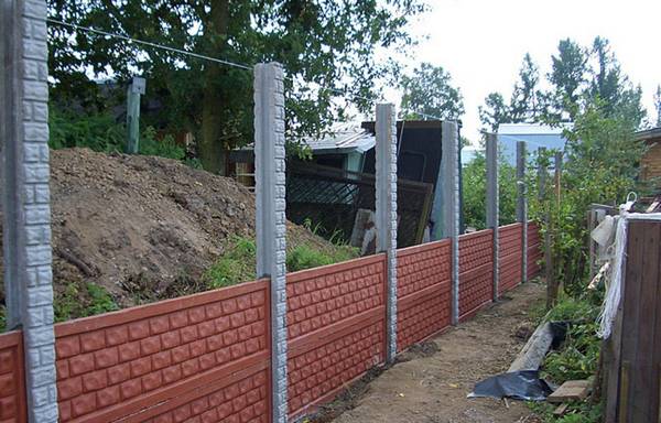 Забор из бетонных панелей, ограждающий ваш коттедж с фото